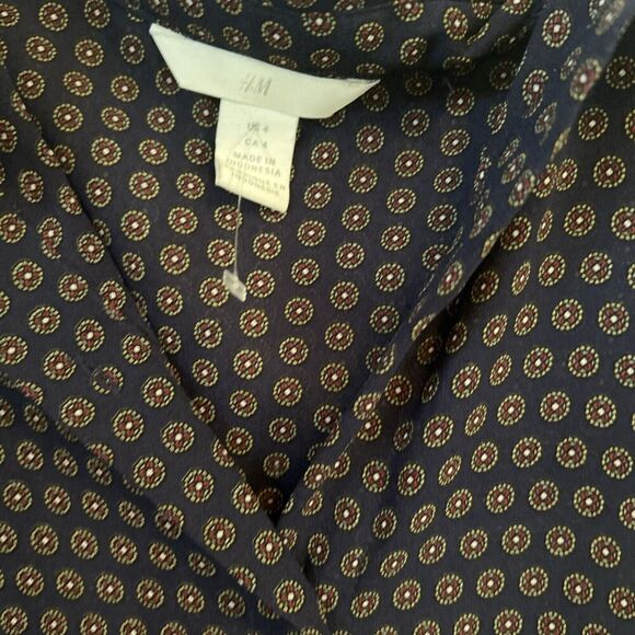 H&M Women’s Size 4 Sleeveless Button up Blouse Sheer Collared Patterned Navy Bl - Picture 4 of 6
